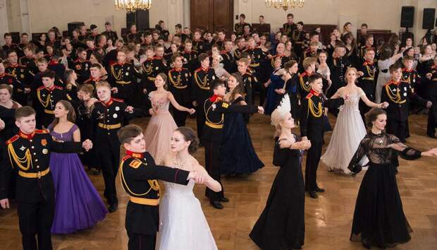 Кадеты Глазова попросили обучить их бальным танцам
