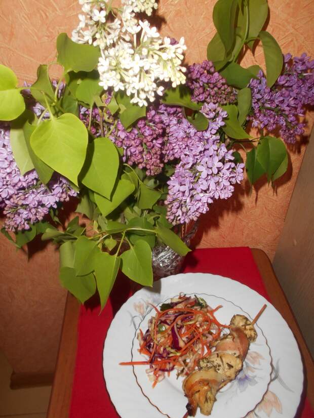 На праздничный стол Марго. Куриные шашлычки "от Джейми" и "фигуристый" салат от меня)))