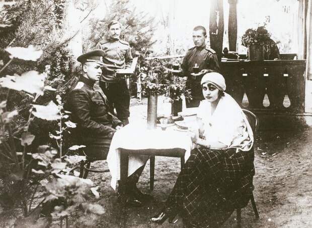 Вера Холодная вместе с мужем Владимиром на фронте во время Первой мировой войны. / Фото: www.rusmir.media
