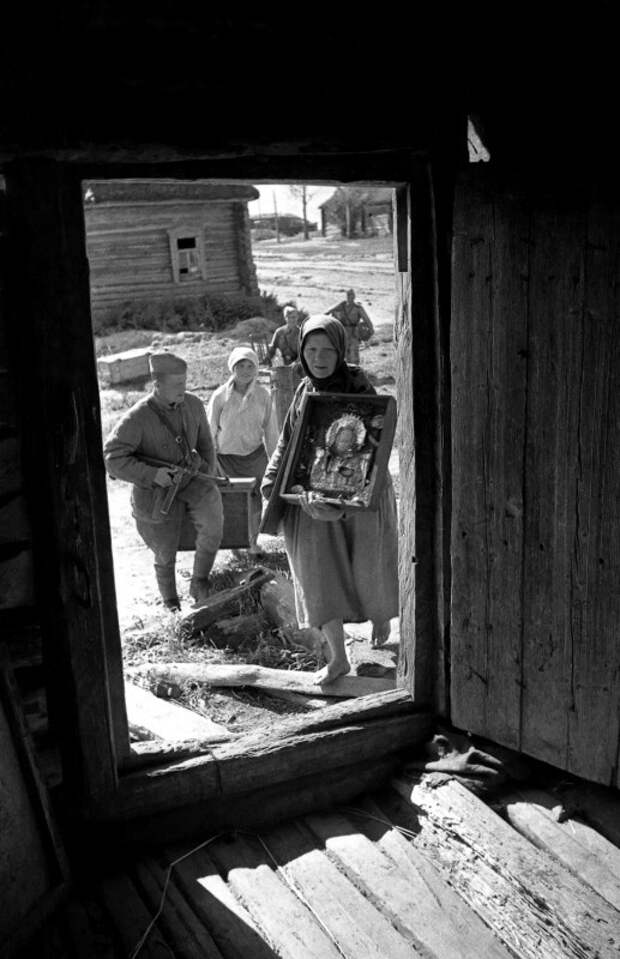 Возвращение в освобожденную деревню. Великая Отечественная война. история, факты, фото