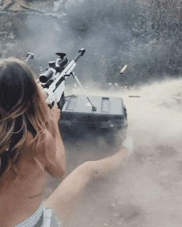 Девушки с оружием (15 гифок)