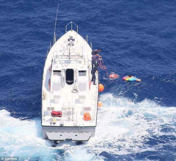 Российская туристка почти сутки провела в открытом море на надувном матрасе