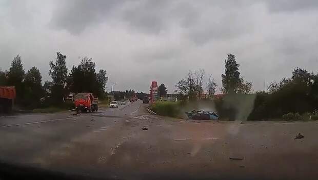 Суицидник под КАМАЗ авария, авто, видео, дтп