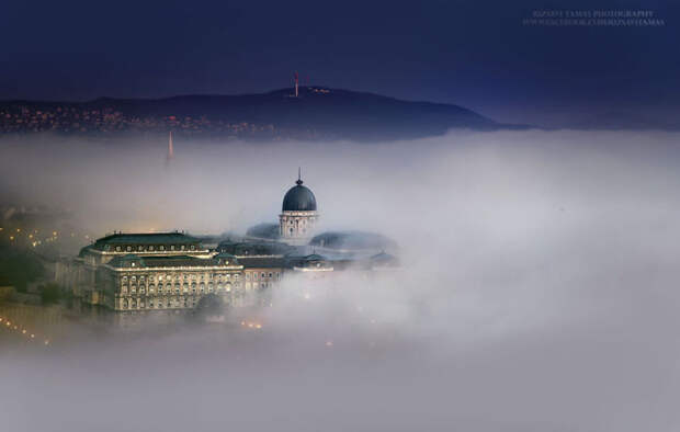 Королевский дворец в тумане. Автор фото: Tamas Rizsavi.
