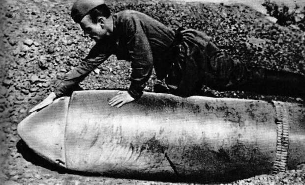 Неразорвавшийся 600-мм снаряд от самоходной мортиры "Карл". Севастополь, 1942 год Неразорвавшийся 600-мм снаряд от самоходной мортиры "Карл". Севастополь, 1942 год