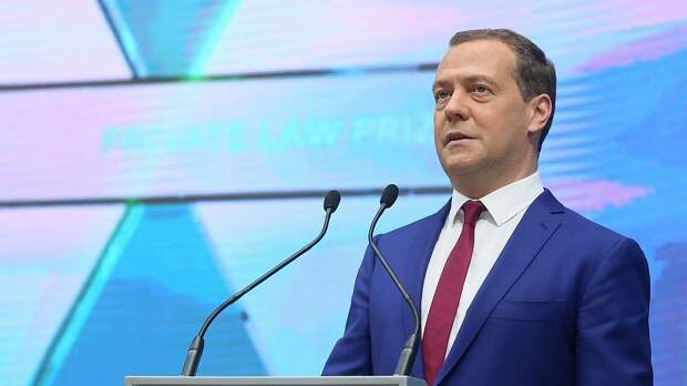 Медведев заявил, что партии ЕР не стыдно смотреть в глаза людям