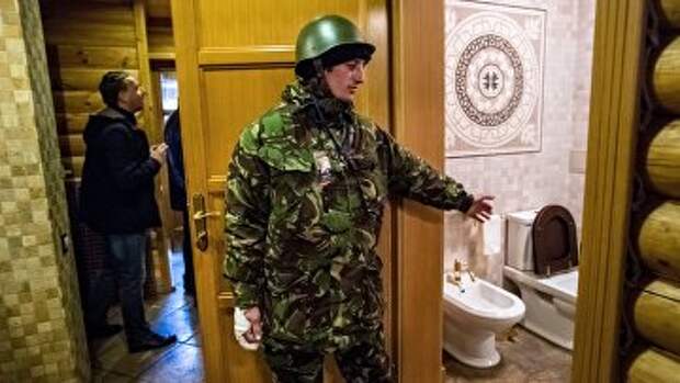 Мародеры на территории оставленной резиденции президента Украины Виктора Януковича Межигорье под Киевом