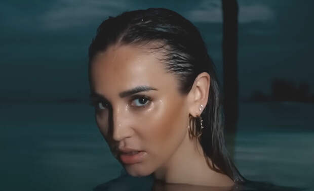 Ольга Бузова расчувствовалась на концерте в Петербурге