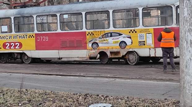 Донецк. Сегодня, около 18:00, 15-ый трамвай сошёл с рельс в районе парка