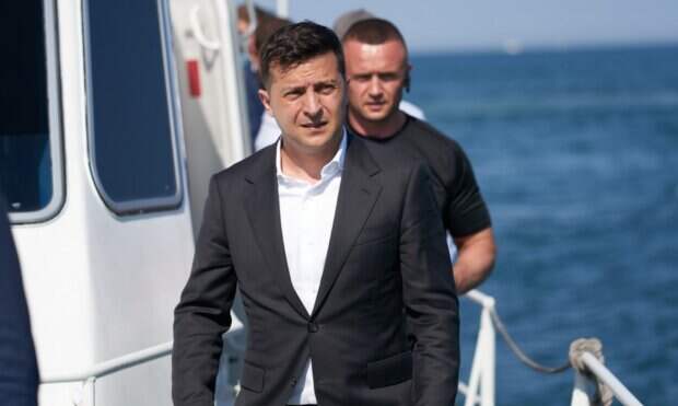 Попались: Зеленский отдыхает на курорте вместе со своим пресс-секретарем Юлией Мендель