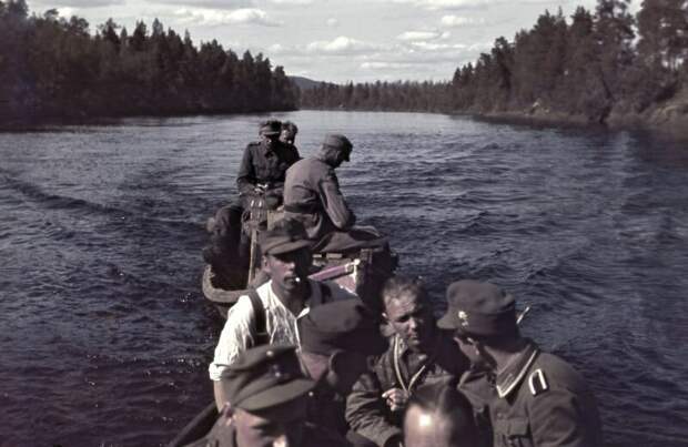 Горные егеря плывут к советско-финской границе в Заполярье. Дорог там не было