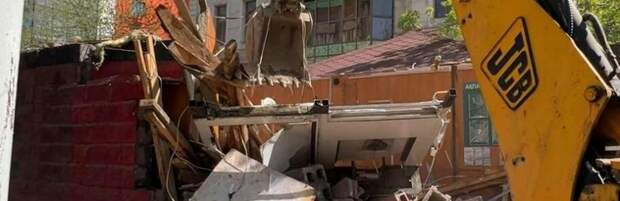 В Алматы сносят незаконную постройку на проспекте Сейфуллина