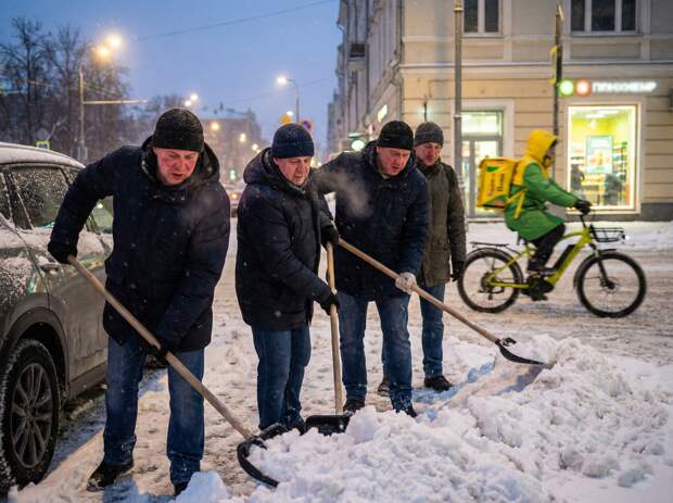 Лопату за 45 тысяч променяли на электробайк: иностранцы не хотят в дворники и отказываются убирать снег