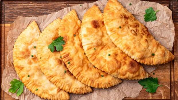 Избавьтесь от лишнего ингредиента – и домашние чебуреки получатся пышными и воздушными