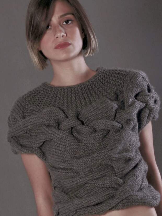 Вязаный пуловер с широкими косами 