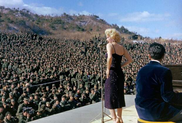 Выступление Мэридин Монро перед американскими солдатами в Корее (1954). | Фото: mashable.com.