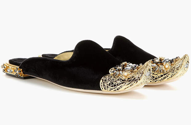 Dolce & Gabbana<p><a target="_blank" href="http://www.mytheresa.com/en-de/embellished-velvet-slippers-560795.html">mytheresa.com</a></p>