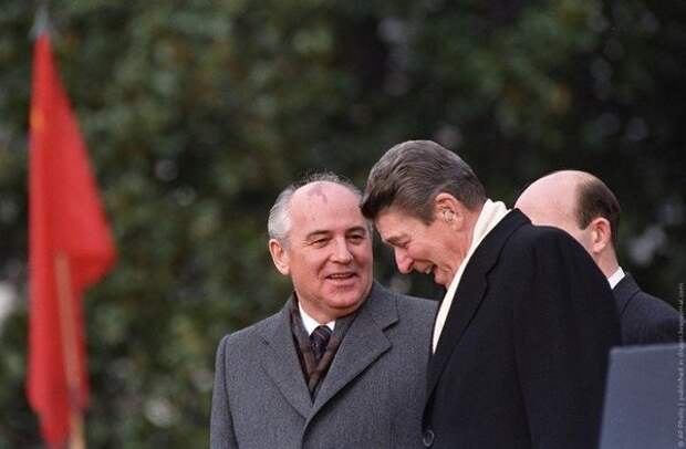 Михаил Горбачев и Рональд Рейган в Вашингтоне, 8 декабря 1987 г.