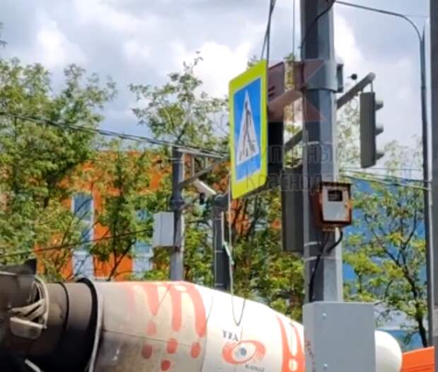 В Краснодаре электропровод повис на столбе над стоящими в пробке машинами