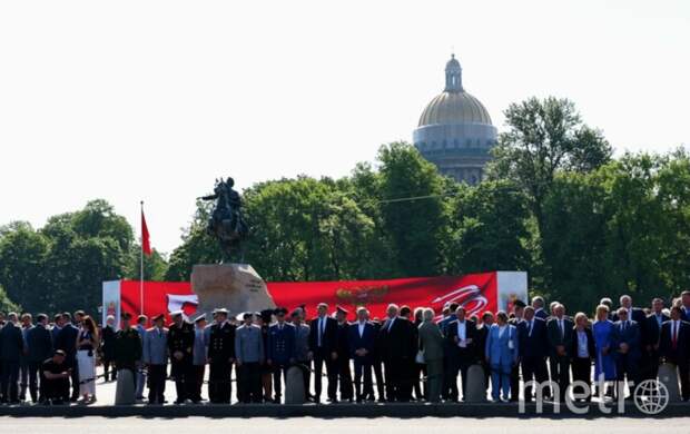Беглов и Матвиенко возложили цветы к памятнику Петру I в день основания Петербурга