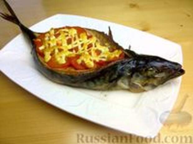 Фото к рецепту: Запечённая скумбрия, фаршированная овощами