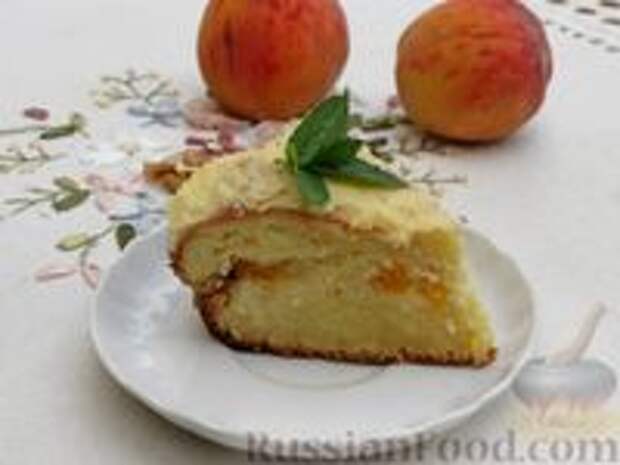 Фото к рецепту: Творожный пирог с персиками, цедрой и сметанной заливкой