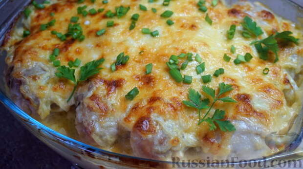 Фото к рецепту: Курица, запеченная с картофелем и сыром, по-французски