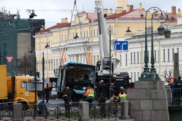 Очевидец падения автобуса в Мойку в центре Петербурга рассказал о спасении людей