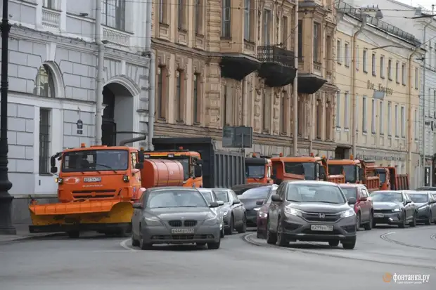 Уборочная техника заняла центральные улицы Петербурга. У Гостиного двора исполняет полиция