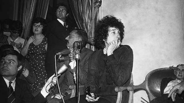 The Freewheelin' Bob Dylan — второй альбом Боба Дилана, полный «протестных» песен с политическим подтекстом. Он стал культовым среди поклонников фолк-музыки