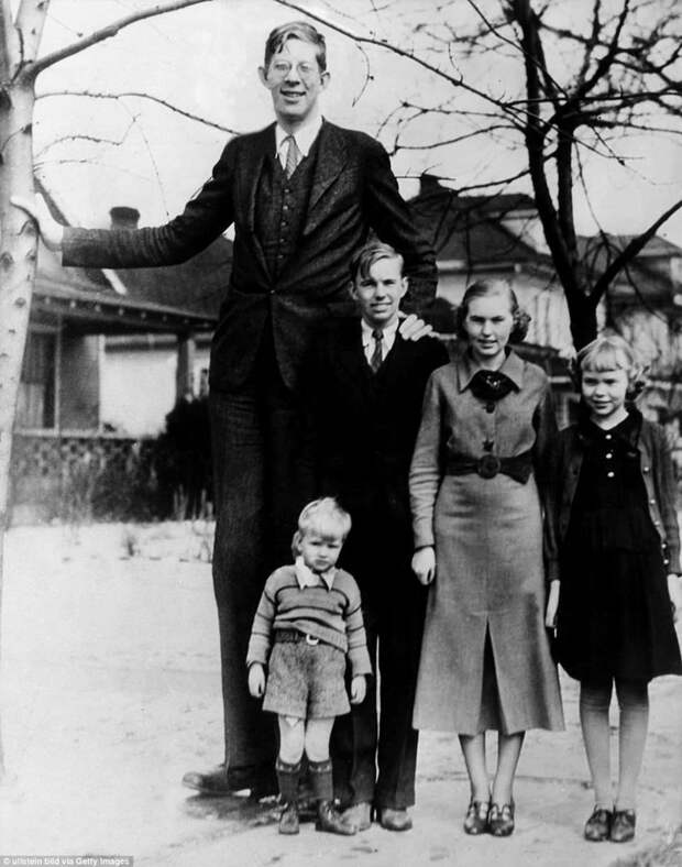 Роберт Уодлоу в Иллинойсе со своими братьями и сестрами, 1936 год акромегалия, великан, опухоль, рекорд, рекорд гиннесса, рекордсмен Гинесса, самый высокий, самый высокий человек