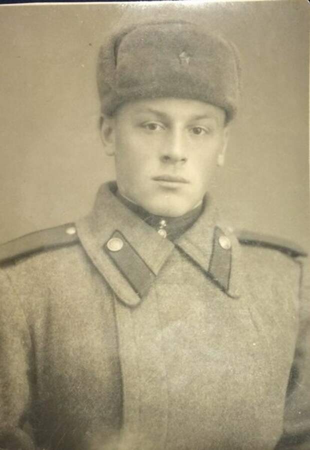 1951 год. Отслуживший 9 месяцев в возрождённых "Войсках дяди Васи" брат моего отца. Форма еще старая - петлицы с пуговицами, никаких отличий от общевойскового обмундирования. Должна быть только нашивка-эмблема на рукаве.