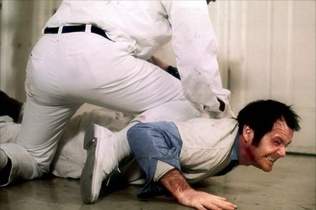 Отменили МакМерфи: Как «Пролетая над гнездом кукушки» из гимна свободе превратился в токсичное кино