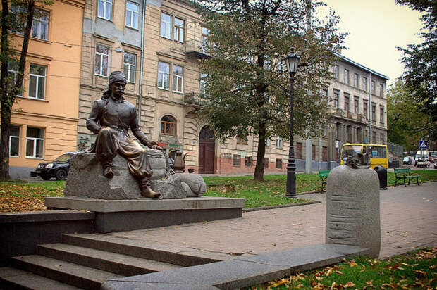 Памятник Кульчицкому во Львове./Фото: img-fotki.yandex.ru