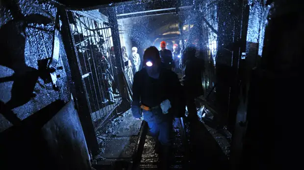 Горняков Таштагольского рудника подняли на поверхность