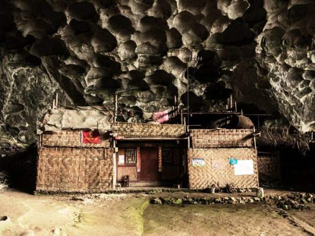 Такие экзотические бунгало сдают теперь всем желающим пожить в пещерных условиях. | Фото: fishki.net.