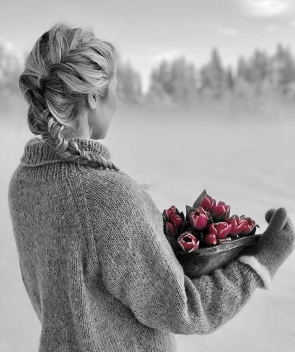 Весны ждала ждала природа. Девушка с цветами зимой. Зима букет девушка. Зимняя фотосессия. Зимняя фотосессия с букетом.