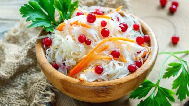 С пикантной остротой или послаще: что добавить в квашеную капусту для вкуса