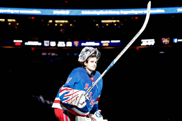 Голкипер "Рейнджерс" Шестеркин вышел в лидеры НХЛ по числу побед в 2024 году