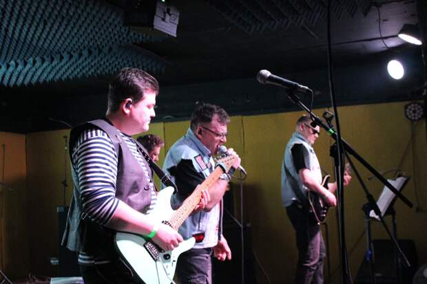 «Ребята, «Лирику» давайте!»: трибьют-группа выступила с песнями «Сектор Газа» в Ижевске