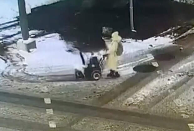 Россиянка угнала с улицы Москвы снегоуборочную машину