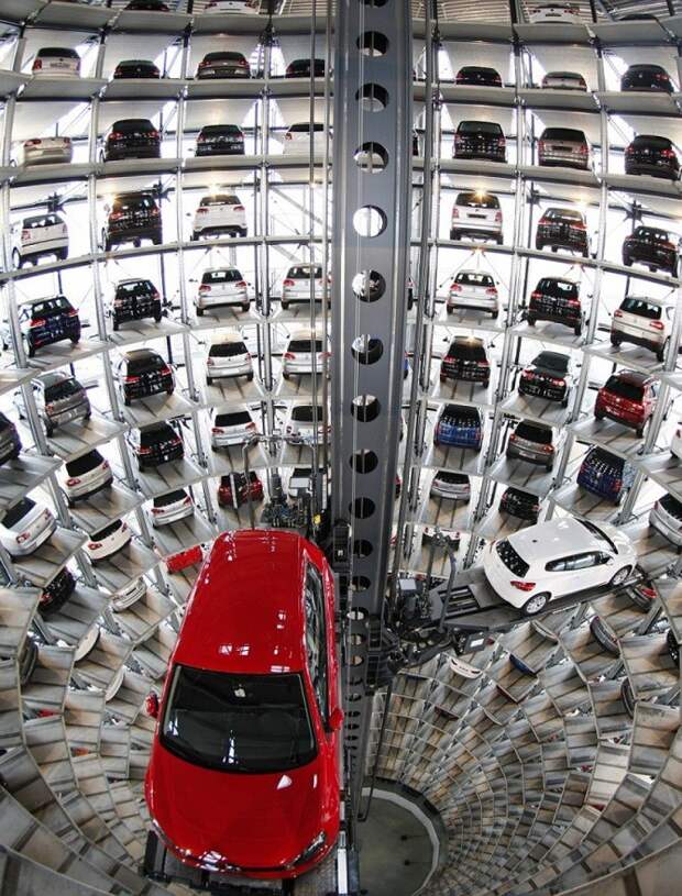 Высокотехнологичная парковка на заводе Volkswagen в Вольфсбурге. животные, интересное, удивительное, факты