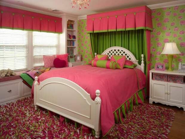 В этой спальне розовый цвет разбавлен лаймово-зеленым и белым.