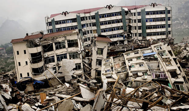 Таньшаньское землятресение 1976 год Эта природная катастрофа произошла в китайском городе Таншане. Около четырех часов ночи, на глубине 22 километров случилось сильнейшее землетрясение. Город был разрушен до основания, никто из 655 000 человек населения не выжил.