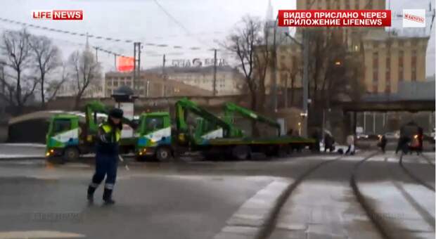 Водители сняли полицейского, танцующего в пробке в Москве