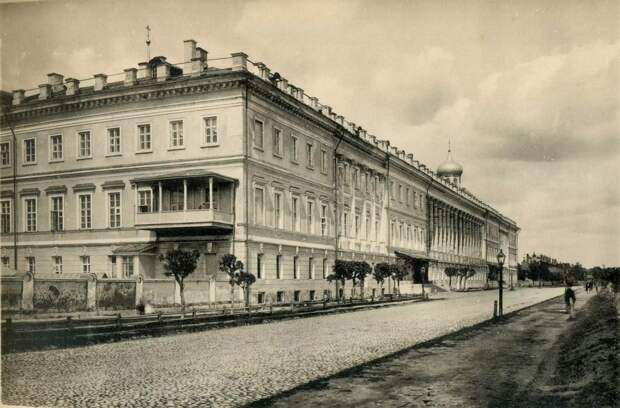 Вид здания 1-го Московского Кадетского корпуса в Москве. 1910 г.