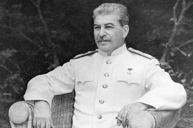 Какой свой мундир Сталин ненавидел и никогда не надевал?