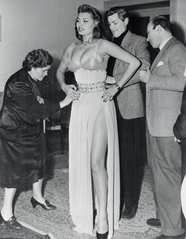 Софи Лорен на примерке костюма для фильма "Аттила" 1954 года