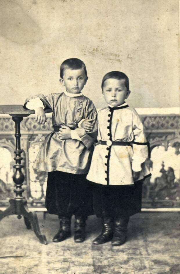 Мальчики в русских рубахах, ставших популярными благодаря Крымской войне. 1860-е гг. Коллекция Ольги Хорошиловой.