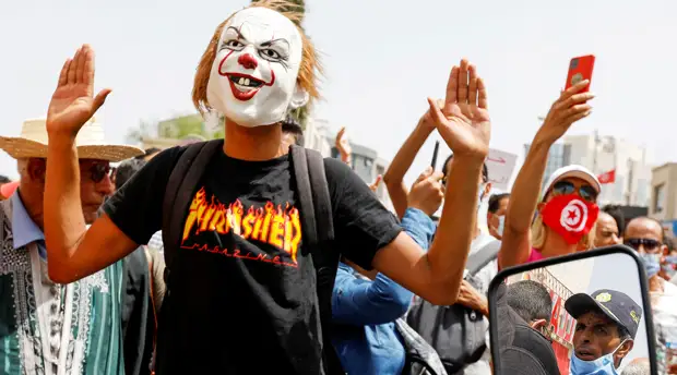 «Структурный кризис с 2011 года»: чем вызваны массовые протесты и приостановка работы парламента Туниса